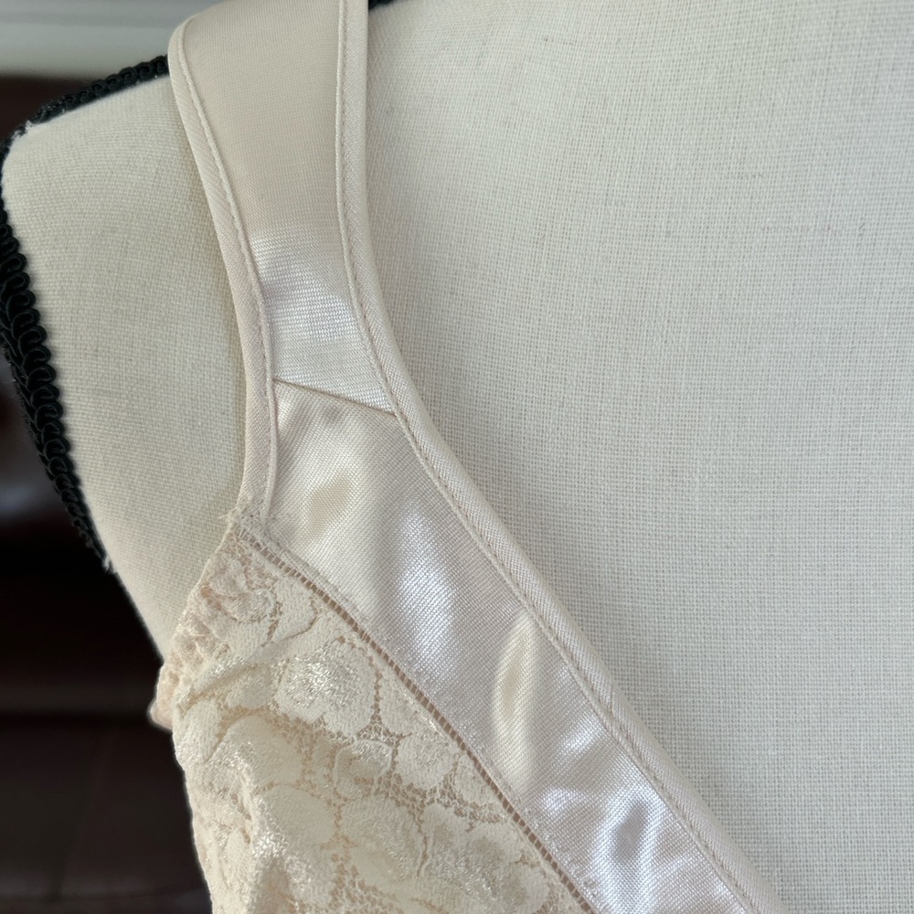 1980s Almond Satin Floral Look Lace Bow Detail Bra by Playtex-40C Never Worn - Picture 3 of 4